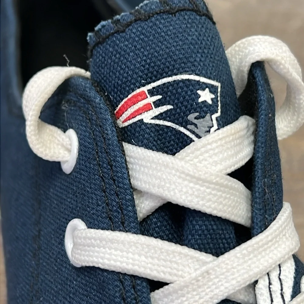 NFL Men’s New England Patriots Big Logo Low Top Sneakers Size 11